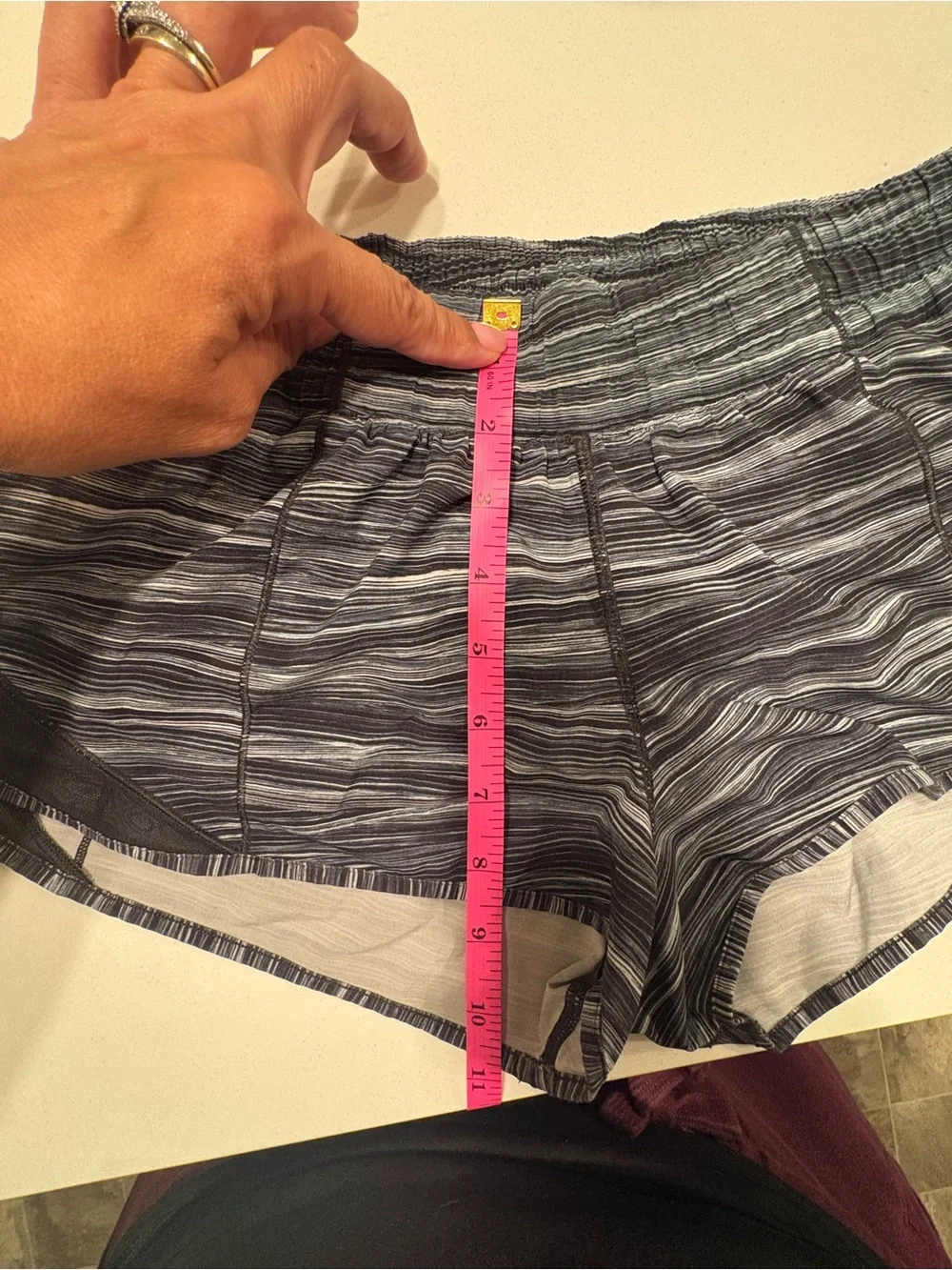 Lululemon Hotty Hot Women's Black/Gray Striped low rise 2.5” Shorts size 4
